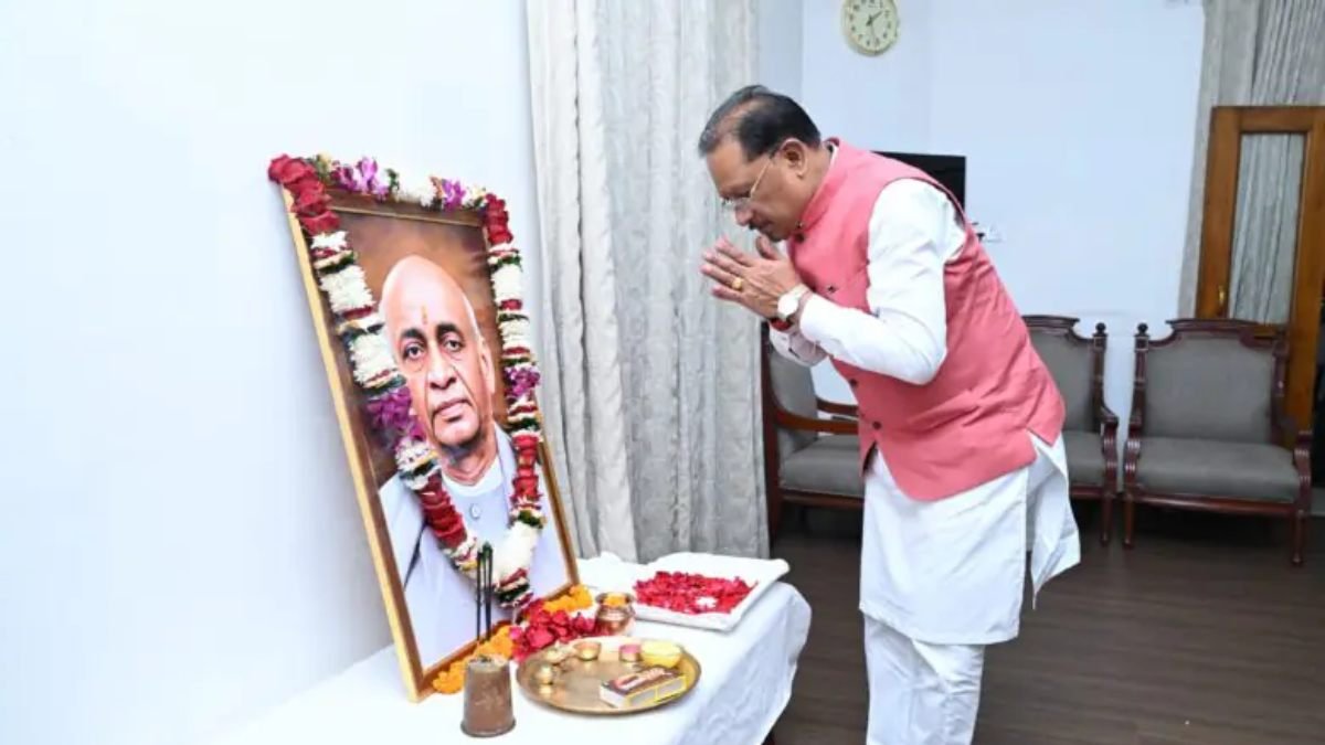 मुख्यमंत्री विष्णु देव साय ने लौह पुरुष सरदार वल्लभभाई पटेल की जयंती पर उन्हें किया नमन