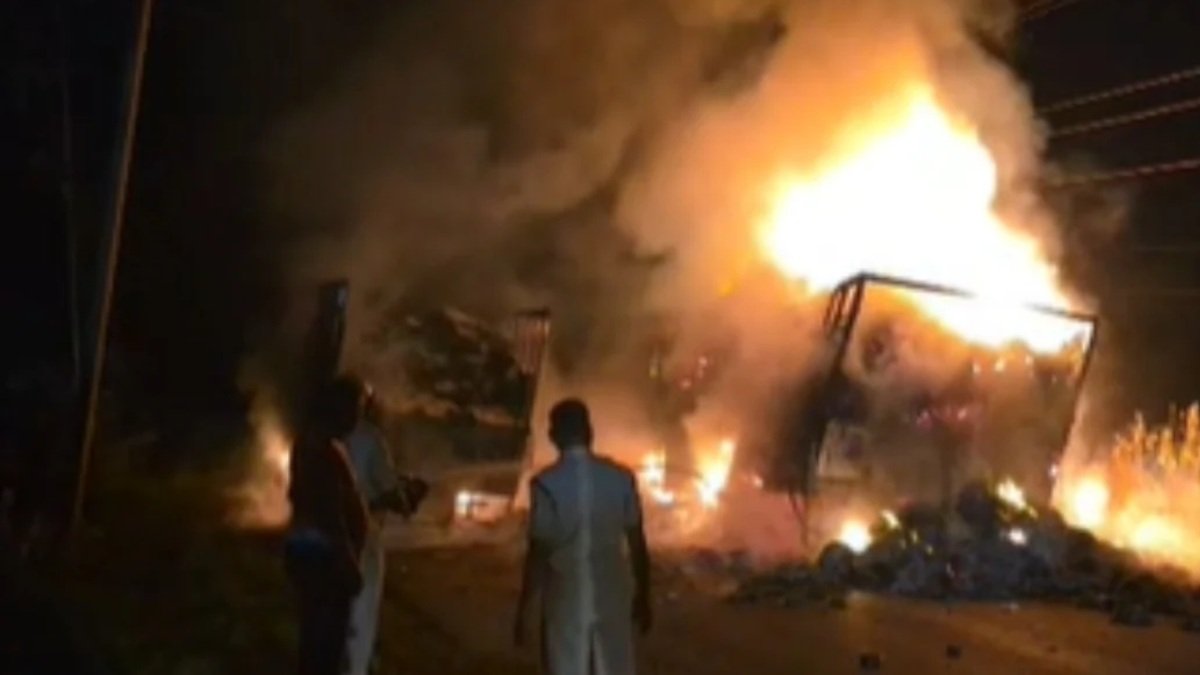 NH-53 पर देर रात दो ट्रकों में भड़की भीषण आग, देखते ही देखते वाहन जलकर हुए खाक, चालक ने कूदकर बचाई जान